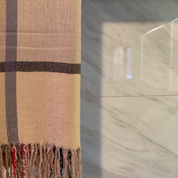 Beautiful scarf - Picture 2 of 2